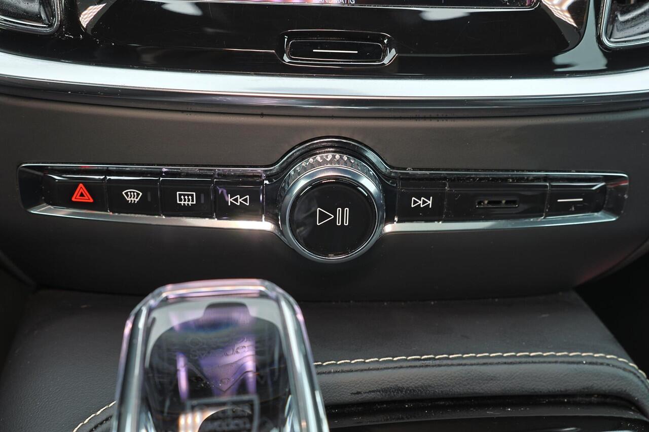 Volvo V60 T6 Recharge AWD Plus Dark - Panorama/schuifdak - IntelliSafe Assist & Surround - 360º Camera - Harman/Kardon audio - Verwarmde voorstoelen, stuur & achterbank - Parkeersensoren voor & achter - Elektr. bedienb. voorstoelen met geheugen - Elektr. inklapbare