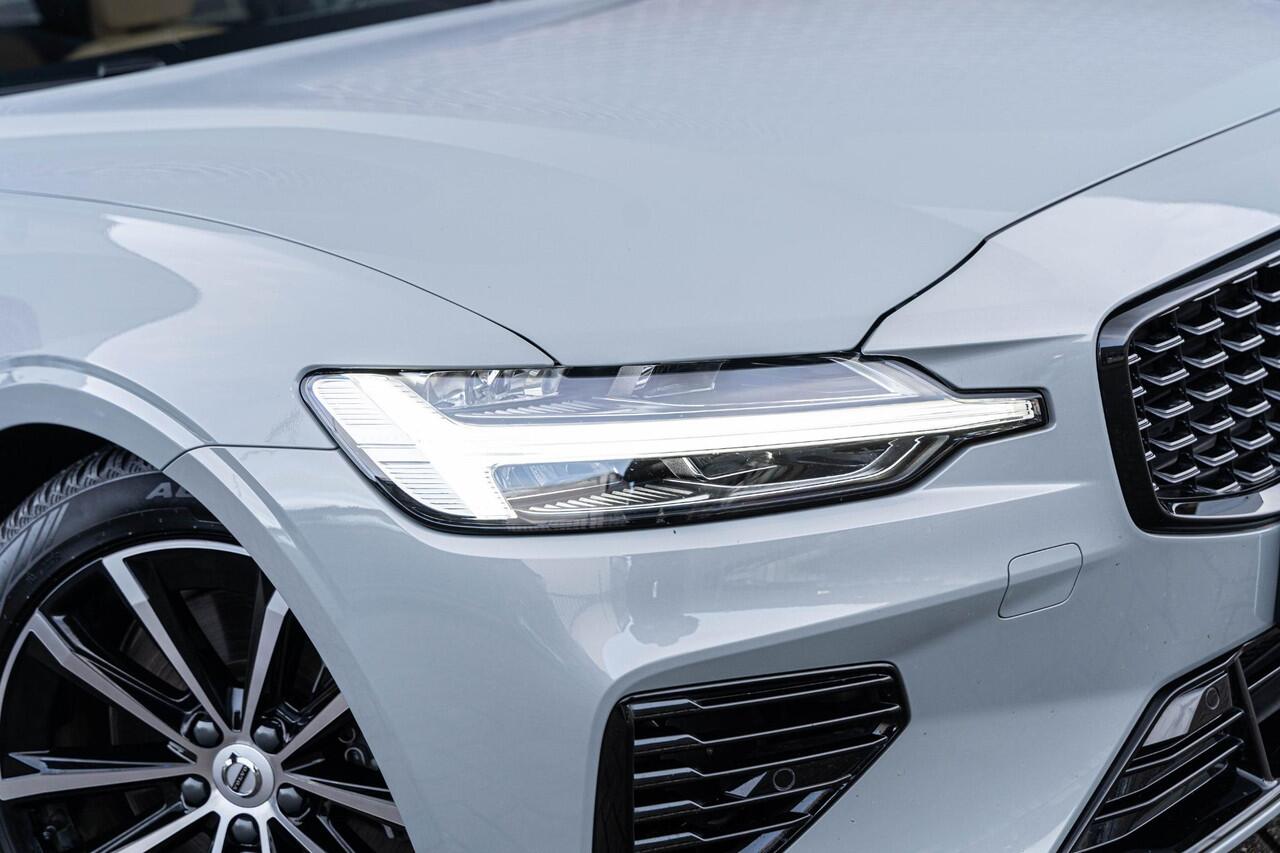 Volvo V60 2.0 T8 Plug-in hybrid AWD Plus Dark | Google | Long Range | Stoelventilatie | Schuif-/Kanteldak | Head-up Display | Getint Glas | Elek. Stoelen | Stoel-/Stuurverwarming | Harman Kardon Audio | Keyless Entry | Dodehoekdetectie | Elek. Achterklep | Zitverle