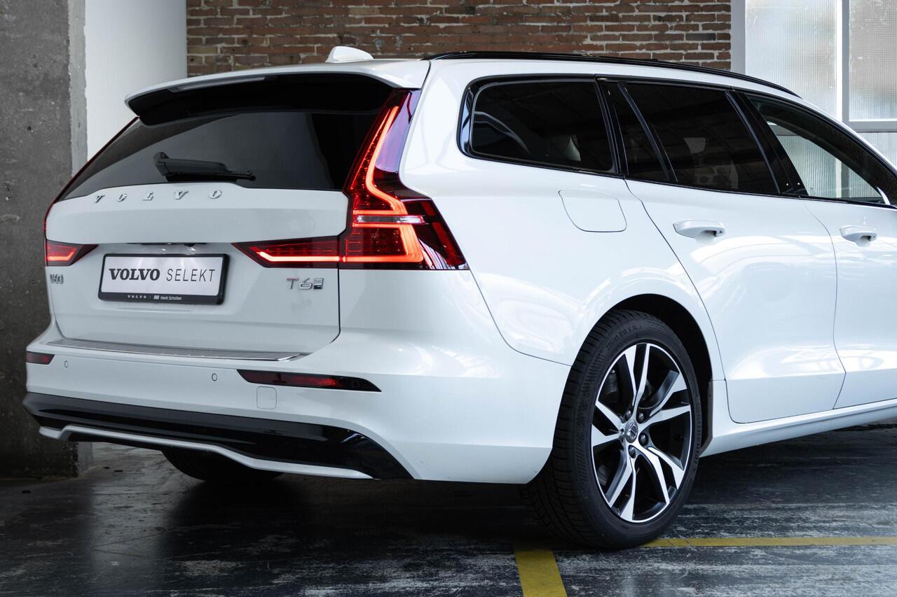 Volvo V60 T6 Automaat Plug-in hybrid AWD Ultra Dark | Harman Kardon Premium Audio | Lederen bekleding | Parkeercamera | Google Infotainment | Stoelverwarming | Stuurwielverwarming | Semi-Elektrische inklapbare trekhaak