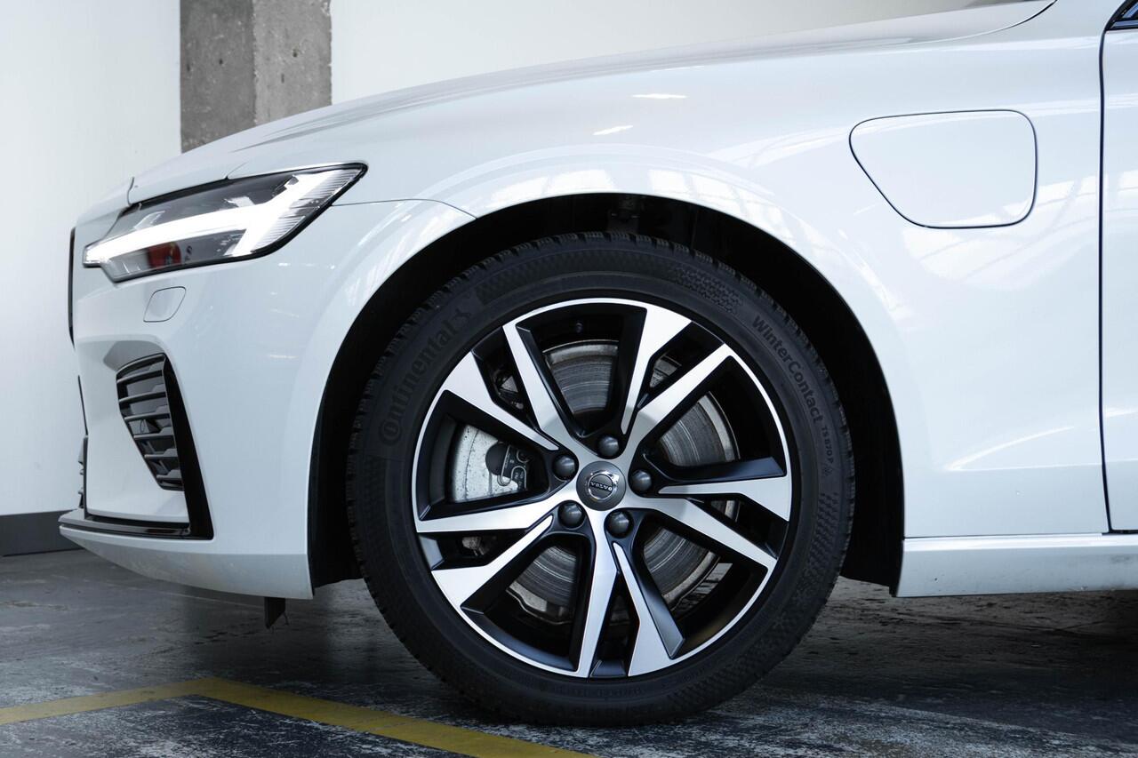 Volvo V60 T6 Automaat Plug-in hybrid AWD Ultra Dark | Harman Kardon Premium Audio | Lederen bekleding | Parkeercamera | Google Infotainment | Stoelverwarming | Stuurwielverwarming | Semi-Elektrische inklapbare trekhaak