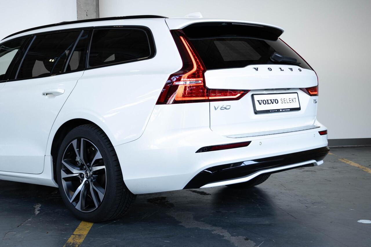 Volvo V60 T6 Automaat Plug-in hybrid AWD Ultra Dark | Harman Kardon Premium Audio | Lederen bekleding | Parkeercamera | Google Infotainment | Stoelverwarming | Stuurwielverwarming | Semi-Elektrische inklapbare trekhaak