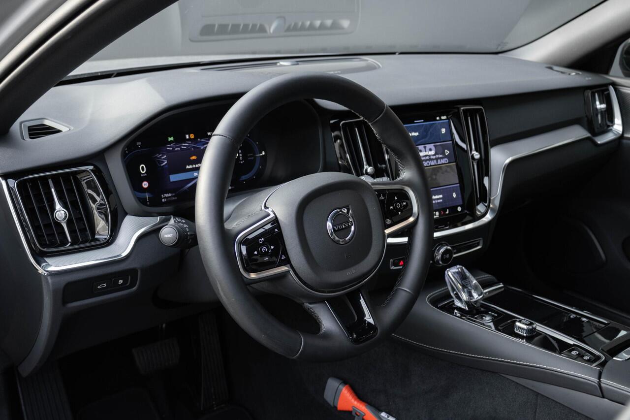 Volvo V60 T6 Plug-in hybrid AWD Plus Dark | Verwarmbare Voorstoelen (met geheugen) | Stuurwiel en Achterbank | Semi-Elektrische Trekhaak | Verwarmbare Voorruit | Premium Audio by Harman Kardon | 360-Camera