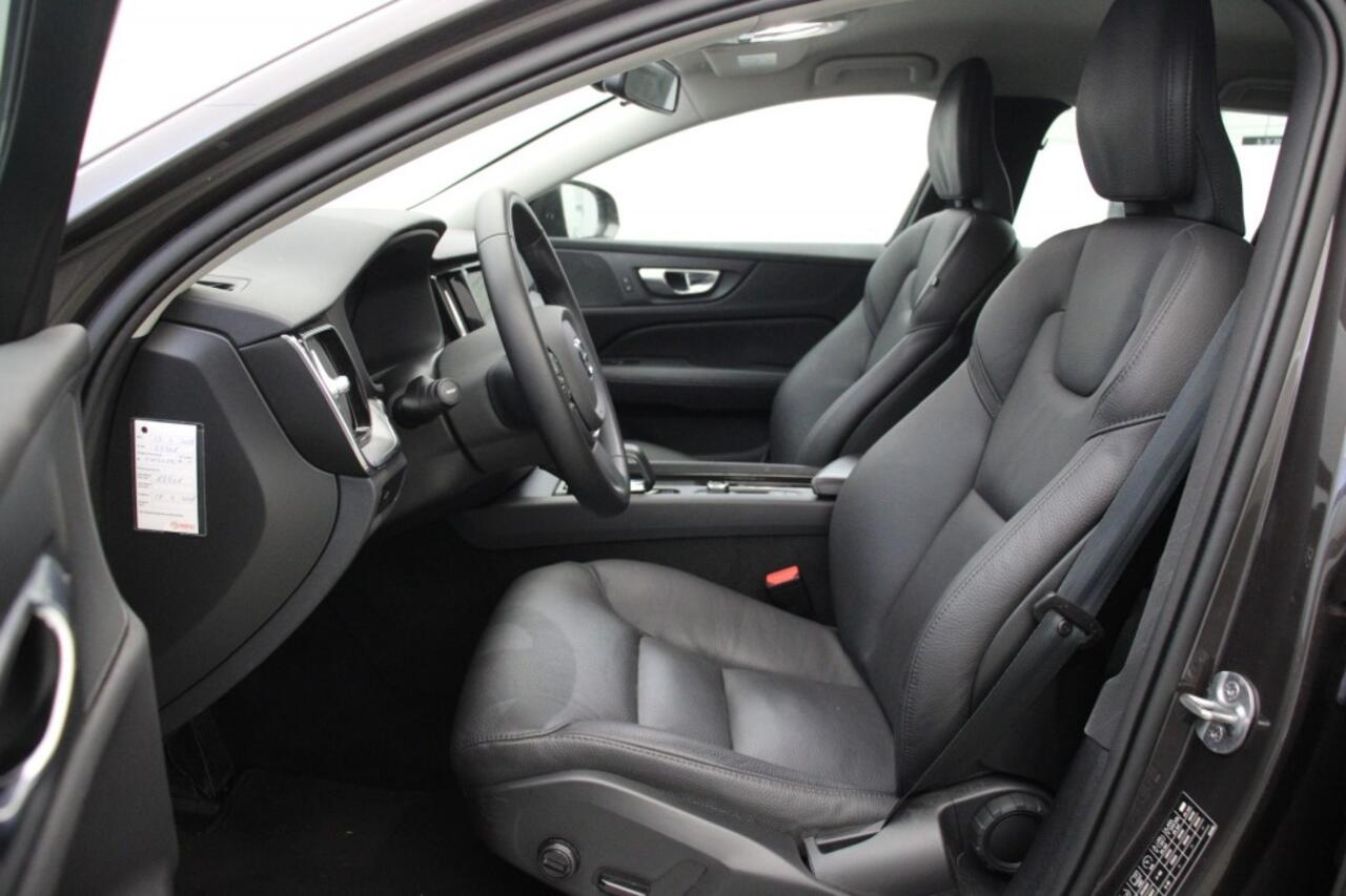 Volvo V60 2.0 B3 Essential Edition Automaat - Carplay, Navi, Camera, Leer, Afn.Trekhaak