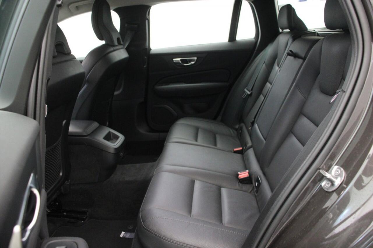 Volvo V60 2.0 B3 Essential Edition Automaat - Carplay, Navi, Camera, Leer, Afn.Trekhaak