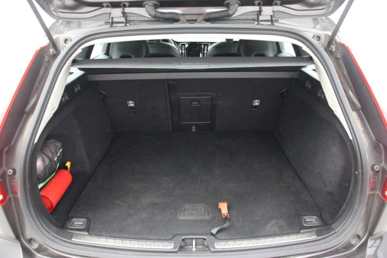 Volvo V60 2.0 B3 Essential Edition Automaat - Carplay, Navi, Camera, Leer, Afn.Trekhaak