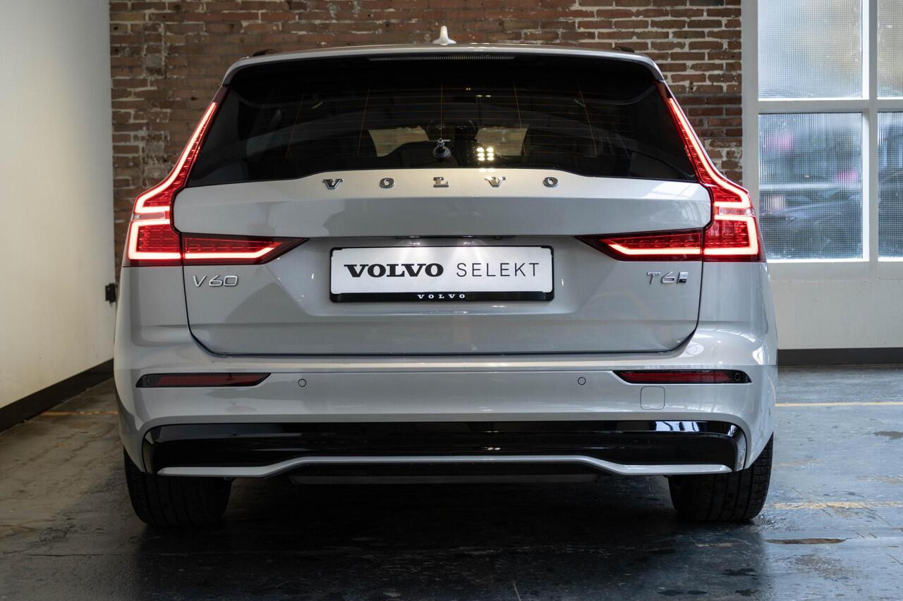 Volvo V60 T6 Plug-in hybrid AWD Plus Dark | Elek. glazen Panorama dak |Verwarmbare Voorstoelen (met geheugen), Stuurwiel en Achterbank | Semi-Elektrische Trekhaak | Verwarmbare Voorruit | Premium Audio by Harman Kardon | 360-Camera