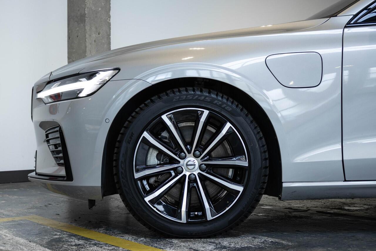 Volvo V60 T6 Plug-in hybrid AWD Plus Dark | Elek. glazen Panorama dak |Verwarmbare Voorstoelen (met geheugen), Stuurwiel en Achterbank | Semi-Elektrische Trekhaak | Verwarmbare Voorruit | Premium Audio by Harman Kardon | 360-Camera