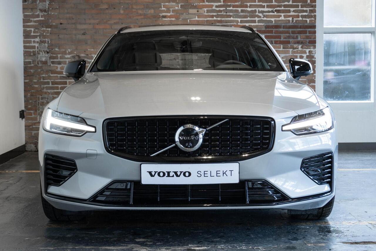 Volvo V60 T6 Plug-in hybrid AWD Plus Dark | Elek. glazen Panorama dak |Verwarmbare Voorstoelen (met geheugen), Stuurwiel en Achterbank | Semi-Elektrische Trekhaak | Verwarmbare Voorruit | Premium Audio by Harman Kardon | 360-Camera