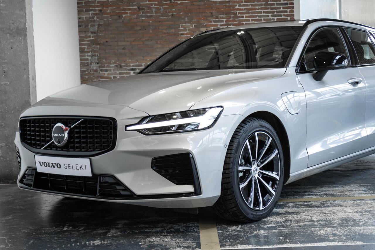 Volvo V60 T6 Plug-in hybrid AWD Plus Dark | Elek. glazen Panorama dak |Verwarmbare Voorstoelen (met geheugen), Stuurwiel en Achterbank | Semi-Elektrische Trekhaak | Verwarmbare Voorruit | Premium Audio by Harman Kardon | 360-Camera