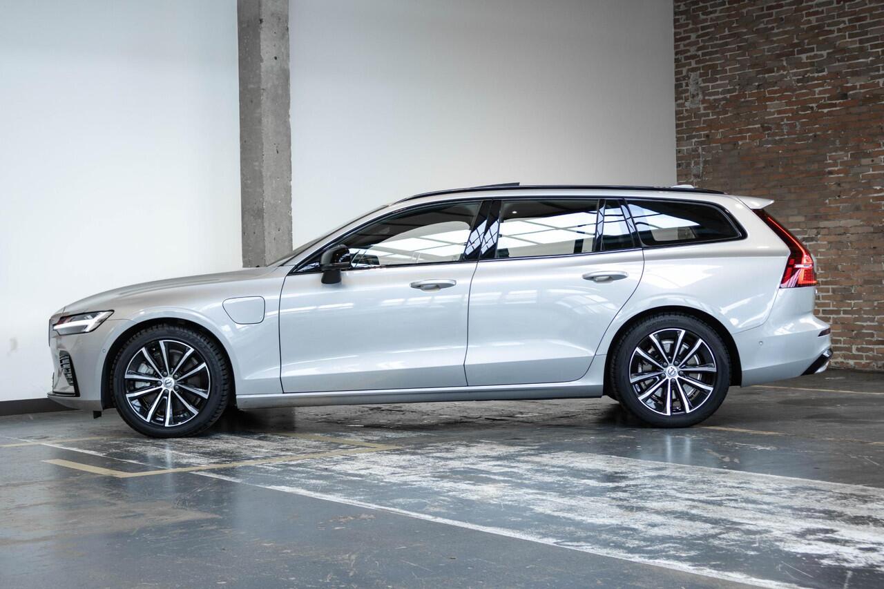 Volvo V60 T6 Plug-in hybrid AWD Plus Dark | Elek. glazen Panorama dak |Verwarmbare Voorstoelen (met geheugen), Stuurwiel en Achterbank | Semi-Elektrische Trekhaak | Verwarmbare Voorruit | Premium Audio by Harman Kardon | 360-Camera