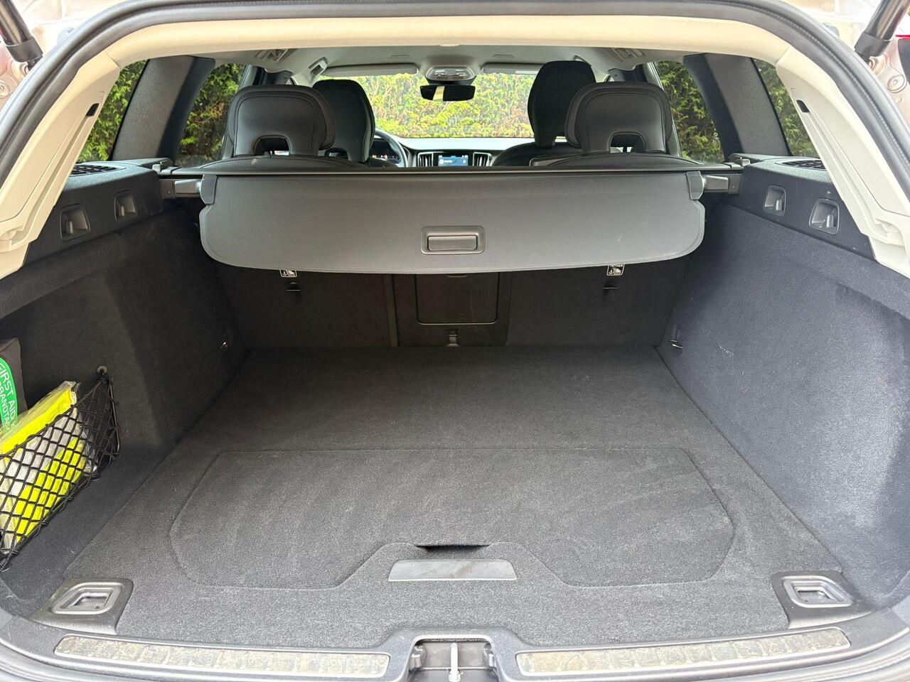 Volvo V60 B4 Core | Trekhaak | Camera | Adaptive Cruise control | Leder |