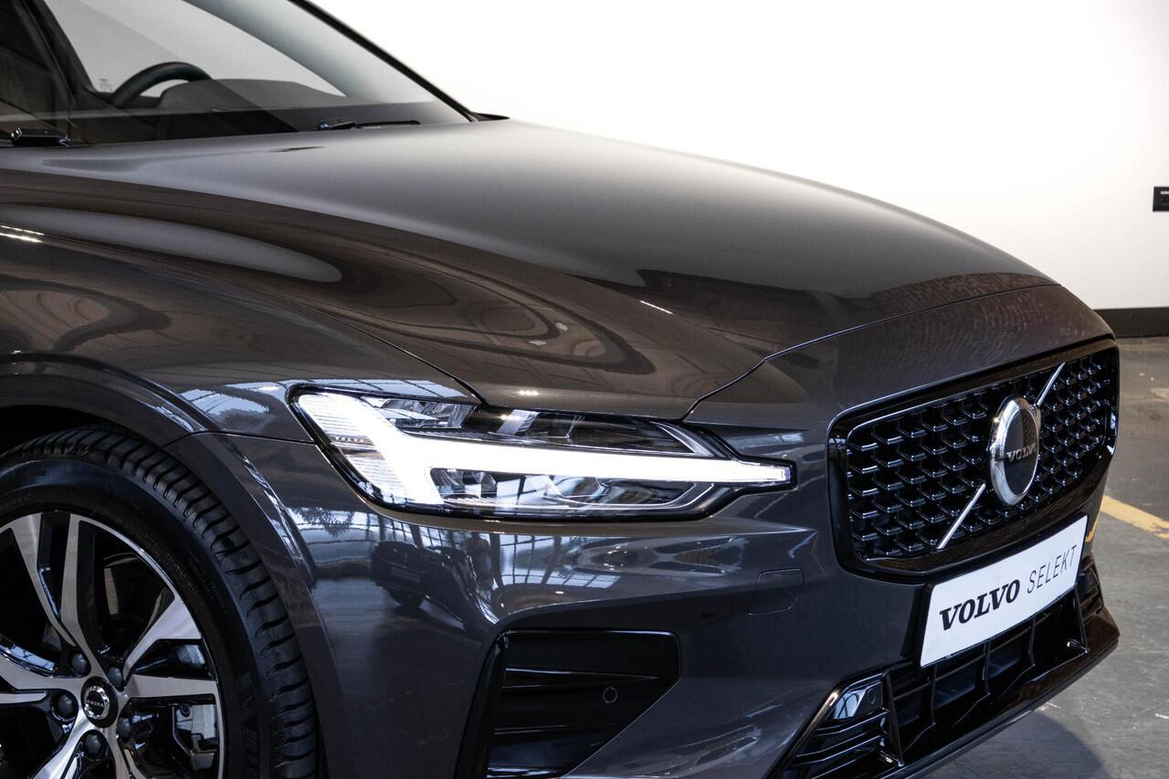 Volvo V60 B4 Plus Dark | Elektrisch verstelbare stoelen | Semi Elektrische Wegklapbare Trekhaak | Stuurverwarming | Adaptive cruise control | Parkeercamera | Parkeersensoren voor + achter | Stoelverwarming | Parkeerverwarming