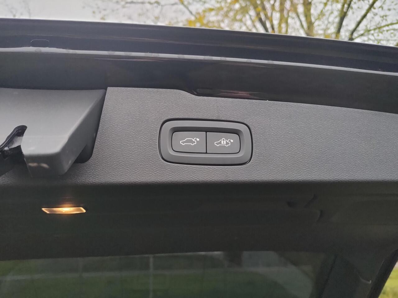 Volvo V60 2.0 B4 Plus Dark | TREKHAAK | STOELMEMORY | STOEL-STUURVERWARMING | CAMERA | SENSOREN |