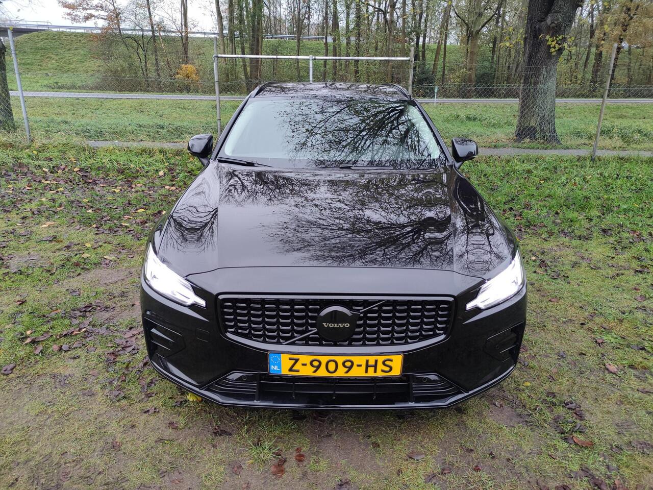 Volvo V60 2.0 B4 Plus Dark | TREKHAAK | STOELMEMORY | STOEL-STUURVERWARMING | CAMERA | SENSOREN |