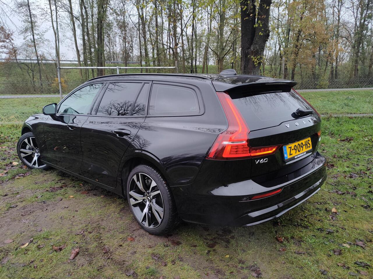 Volvo V60 2.0 B4 Plus Dark | TREKHAAK | STOELMEMORY | STOEL-STUURVERWARMING | CAMERA | SENSOREN |