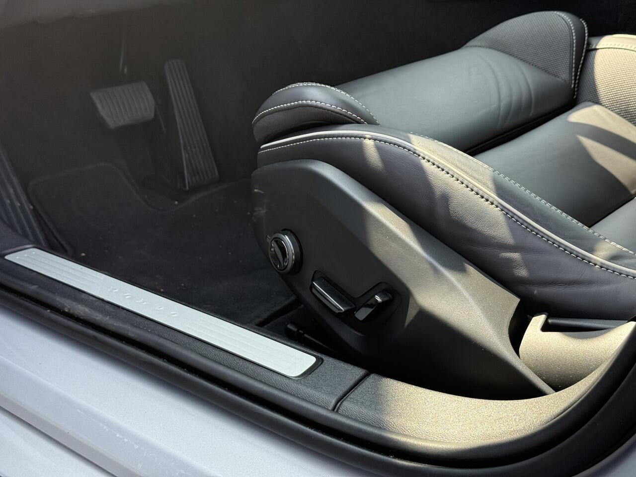 Volvo V60 T6 Automaat Recharge Plus Dark | Panoramadak met schuif-/kantelfunctie | Trekhaak | Premium audio by Harman Kardon | 360 Graden Camera | Verwarmde Voorstoelen En Achterbank | Verwarmbare Voorruit