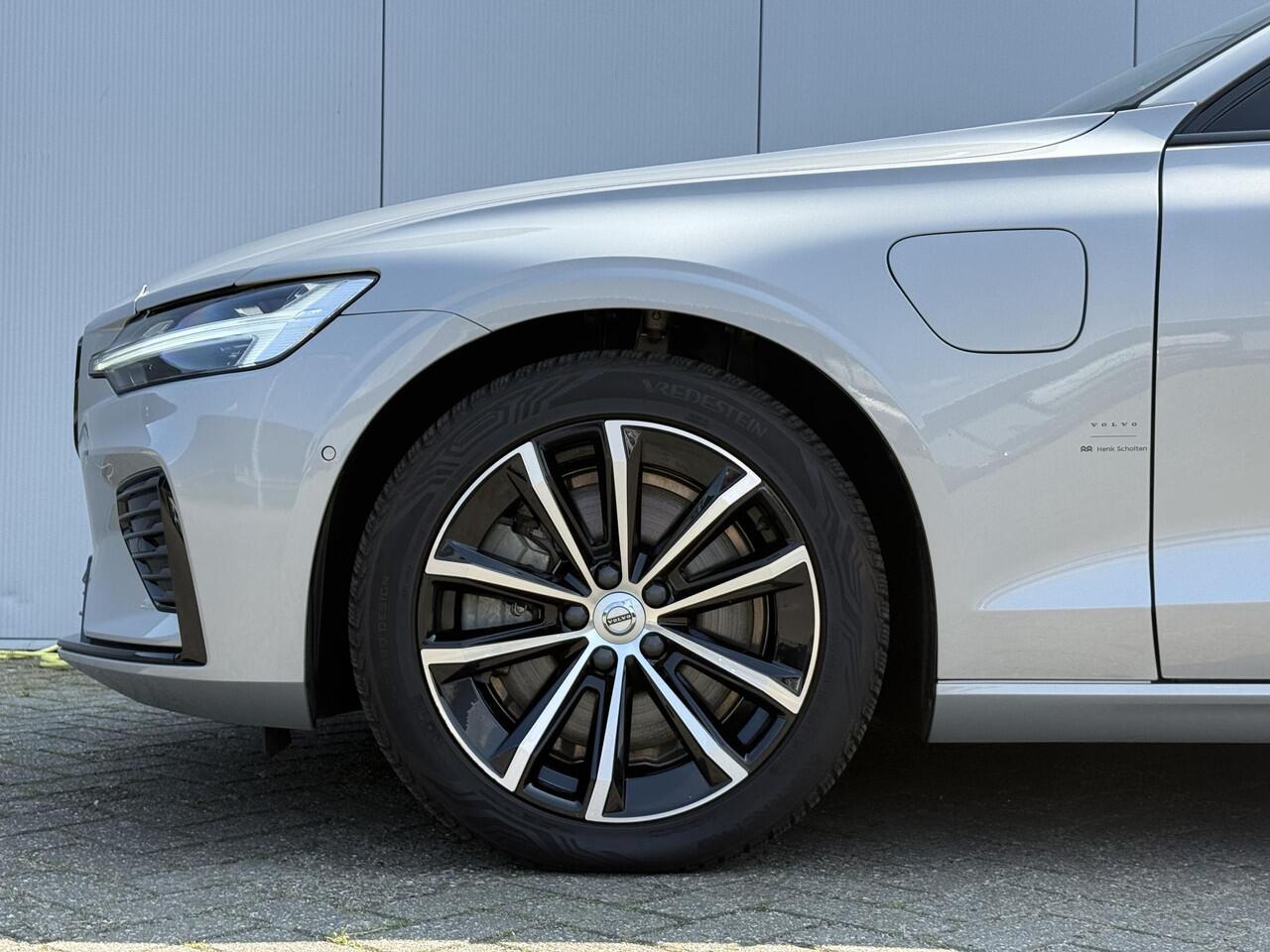 Volvo V60 T6 Automaat Recharge Plus Dark | Panoramadak met schuif-/kantelfunctie | Trekhaak | Premium audio by Harman Kardon | 360 Graden Camera | Verwarmde Voorstoelen En Achterbank | Verwarmbare Voorruit