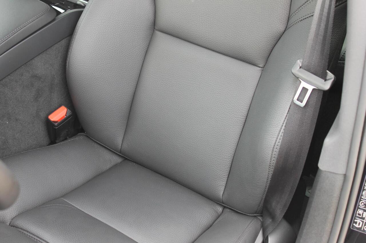 Volvo V60 T6 350PK Automaat Plug-in hybrid AWD Plus Dark Long Range / Google infotainment / Cruise Control / Lederen bekleding / Keyless entry / Elektrisch bedienbare voorstoelen met geheugen / Verwarmbare voorstoelen