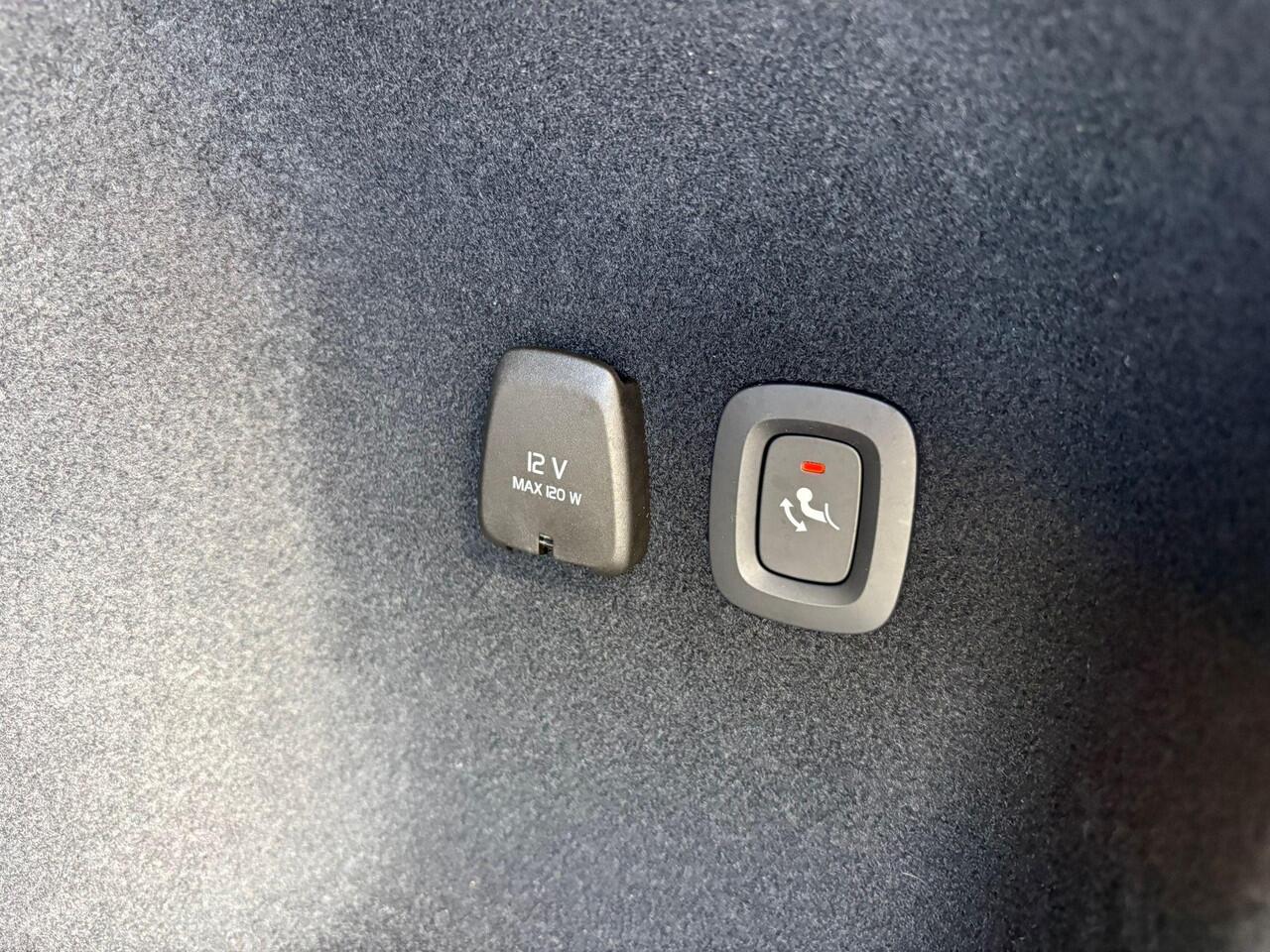 Volvo V60 T8 Plug-in hybrid AWD Ultra Dark | Trekhaak | Panoramadak | Stoel + stuurverwarming | Harman/Kardon |