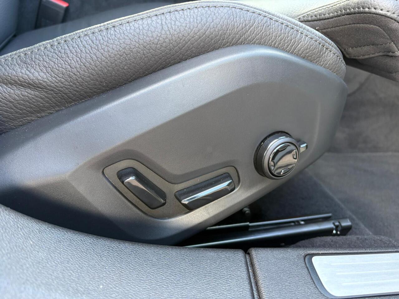 Volvo V60 T8 Plug-in hybrid AWD Ultra Dark | Trekhaak | Panoramadak | Stoel + stuurverwarming | Harman/Kardon |