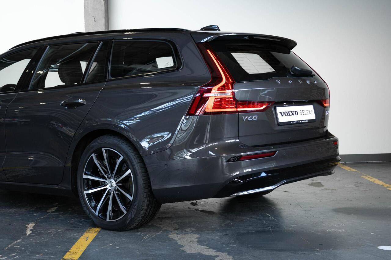 Volvo V60 T6 Plug-in hybrid AWD Plus Dark | Panoramadak | Trekhaak semi elektrisch | Verwarmbare Voorstoelen (met geheugen) en Achterbank | Premium Audio by Harman Kardon | Verwarmbare Voorruit en stuurwiel | 360 graden Camera | Keyless | Adaptieve cruise control