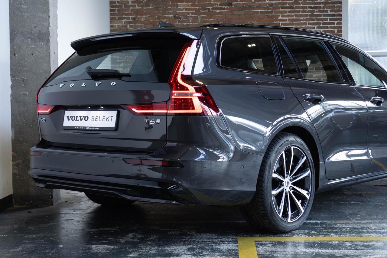 Volvo V60 T6 Plug-in hybrid AWD Plus Dark | Panoramadak | Trekhaak semi elektrisch | Verwarmbare Voorstoelen (met geheugen) en Achterbank | Premium Audio by Harman Kardon | Verwarmbare Voorruit en stuurwiel | 360 graden Camera | Keyless | Adaptieve cruise control