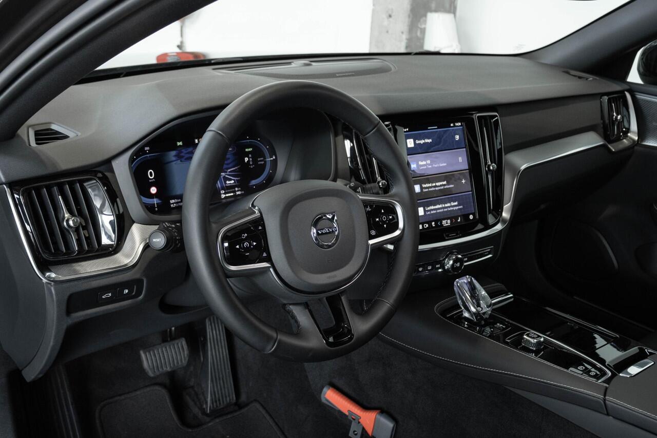 Volvo V60 T6 Plug-in hybrid AWD Plus Dark | Panoramadak | Trekhaak semi elektrisch | Verwarmbare Voorstoelen (met geheugen) en Achterbank | Premium Audio by Harman Kardon | Verwarmbare Voorruit en stuurwiel | 360 graden Camera | Keyless | Adaptieve cruise control