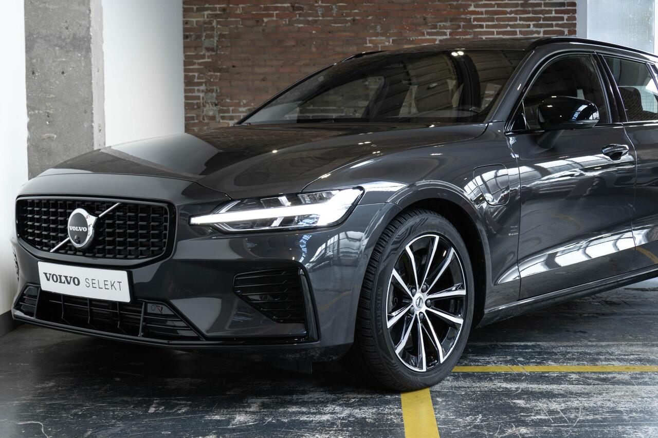 Volvo V60 T6 Plug-in hybrid AWD Plus Dark | Panoramadak | Trekhaak semi elektrisch | Verwarmbare Voorstoelen (met geheugen) en Achterbank | Premium Audio by Harman Kardon | Verwarmbare Voorruit en stuurwiel | 360 graden Camera | Keyless | Adaptieve cruise control