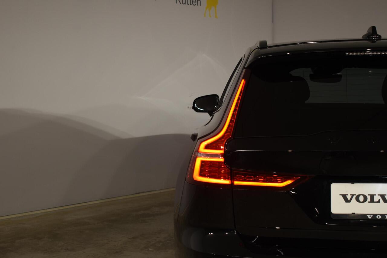 Volvo V60 T6 350PK Automaat Plug-in hybrid AWD Plus Dark / Navigatie / Adaptive Cruise control / Achteruitrijcamera / Stuurverwarming / Stoelverwarming v+a / LM Velgen