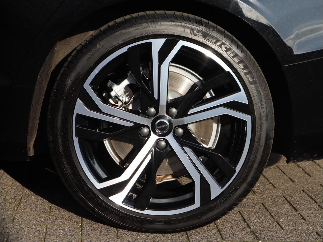 Volvo V60 2.0 T8 Plug-in hybrid AWD Ultimate Bright Automaat / Navigatiesysteem / Panoramadak / Trekhaak / Head-Up Display / Leder / Harman Kardon / Stoelverwarming / Achteruitrijcamera / Extra Getint Glas