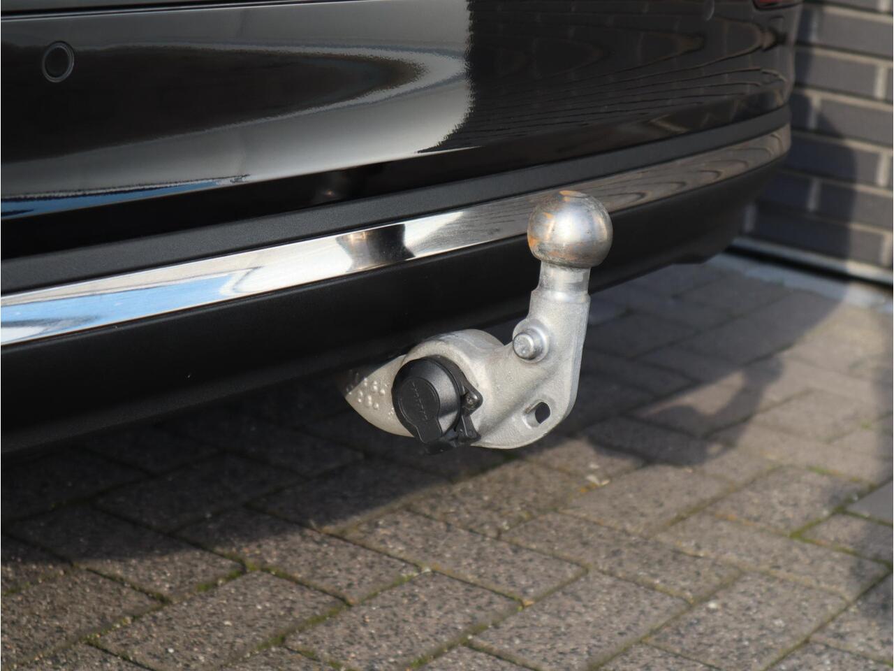 Volvo V60 2.0 T8 Plug-in hybrid AWD Ultimate Bright Automaat / Navigatiesysteem / Panoramadak / Trekhaak / Head-Up Display / Leder / Harman Kardon / Stoelverwarming / Achteruitrijcamera / Extra Getint Glas