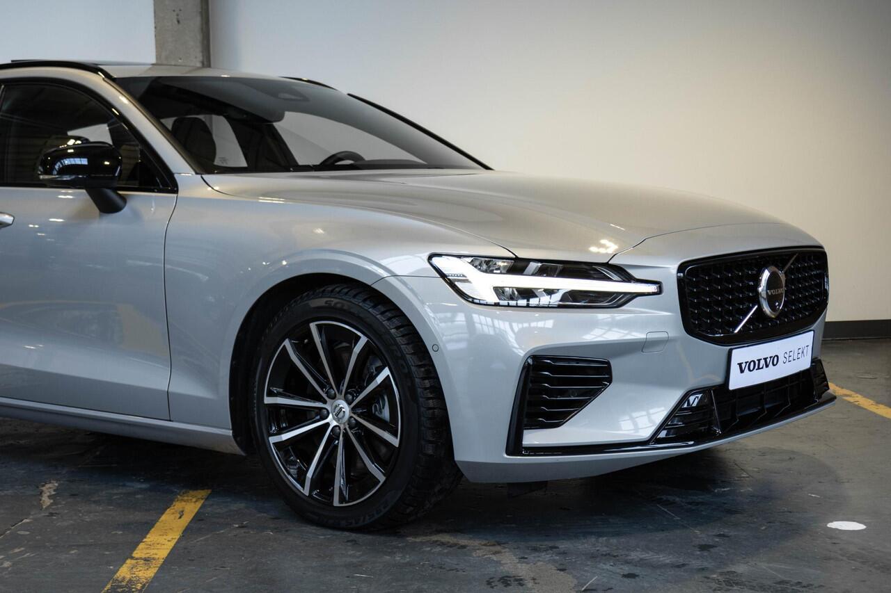 Volvo V60 T6 Plug-in hybrid AWD Plus Dark | Elek. glazen Panorama dak |Verwarmbare Voorstoelen (met geheugen), Stuurwiel en Achterbank | Semi-Elektrische Trekhaak | Verwarmbare Voorruit | Premium Audio by Harman Kardon | 360-Camera