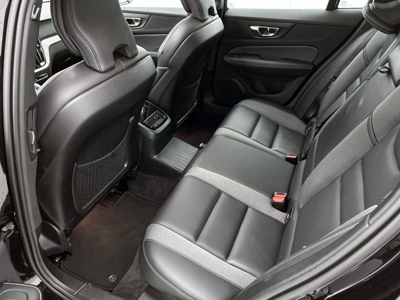 Volvo V60 2.0 T6 AWD Plus Dark | 360° Camera | Trekhaak | Panoramadak |