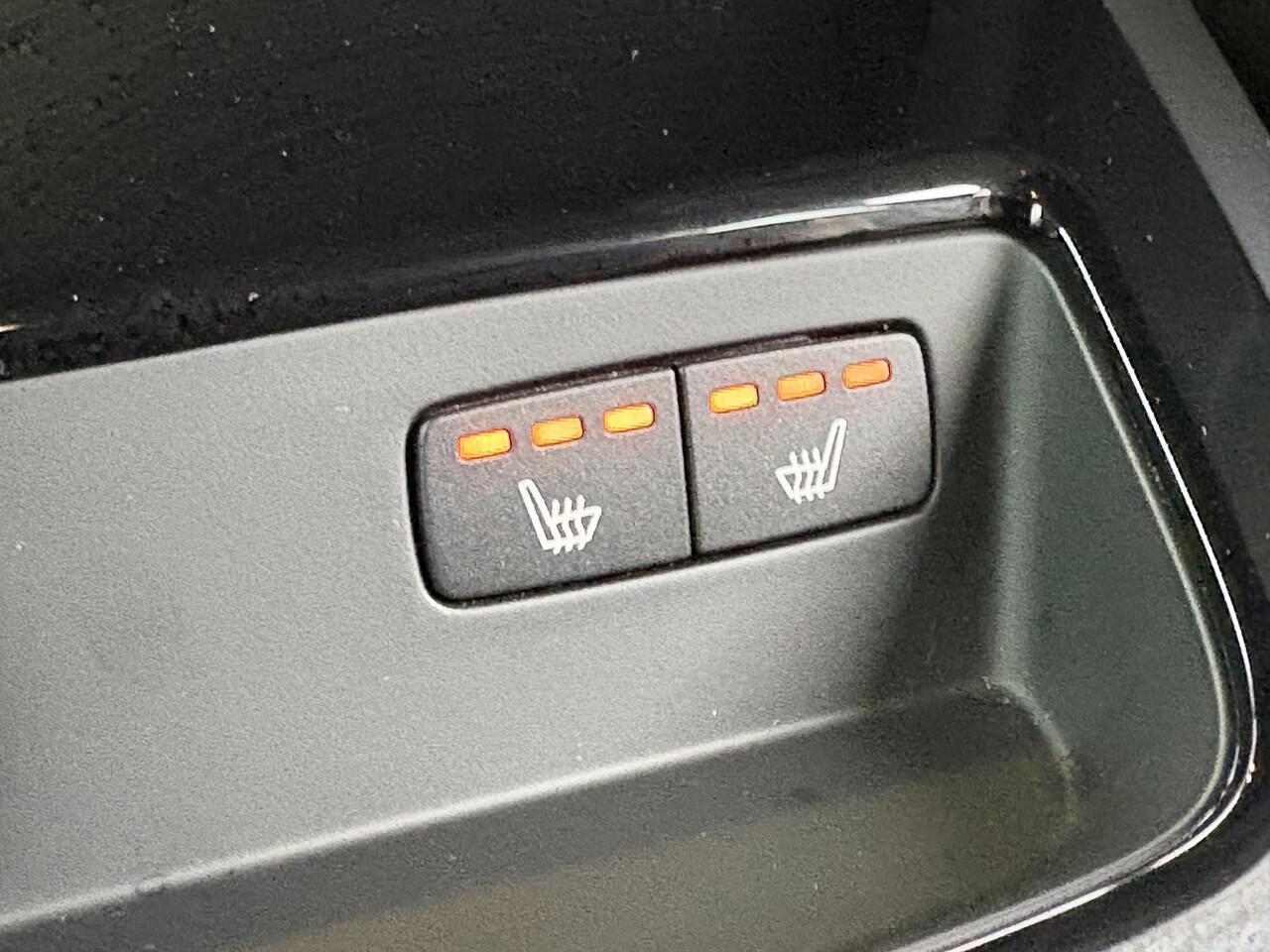 Volvo V60 2.0 T6 Plug-in hybrid AWD Plus Dark | Trekhaak | Adaptive Cruise Control | Stuurverwarming | Stoelverwarming voor & achter | Power Seats met Memory | Sportstoelen | BLIS |