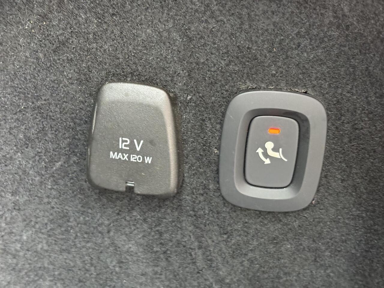 Volvo V60 2.0 T6 Plug-in hybrid AWD Plus Dark | Trekhaak | Adaptive Cruise Control | Stuurverwarming | Stoelverwarming voor & achter | Power Seats met Memory | Sportstoelen | BLIS |