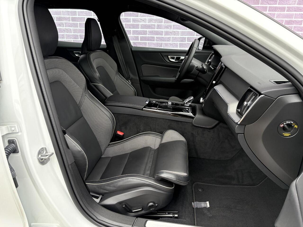 Volvo V60 2.0 T6 Plug-in hybrid AWD Plus Dark | Trekhaak | Adaptive Cruise Control | Stuurverwarming | Stoelverwarming voor & achter | Power Seats met Memory | Sportstoelen | BLIS |