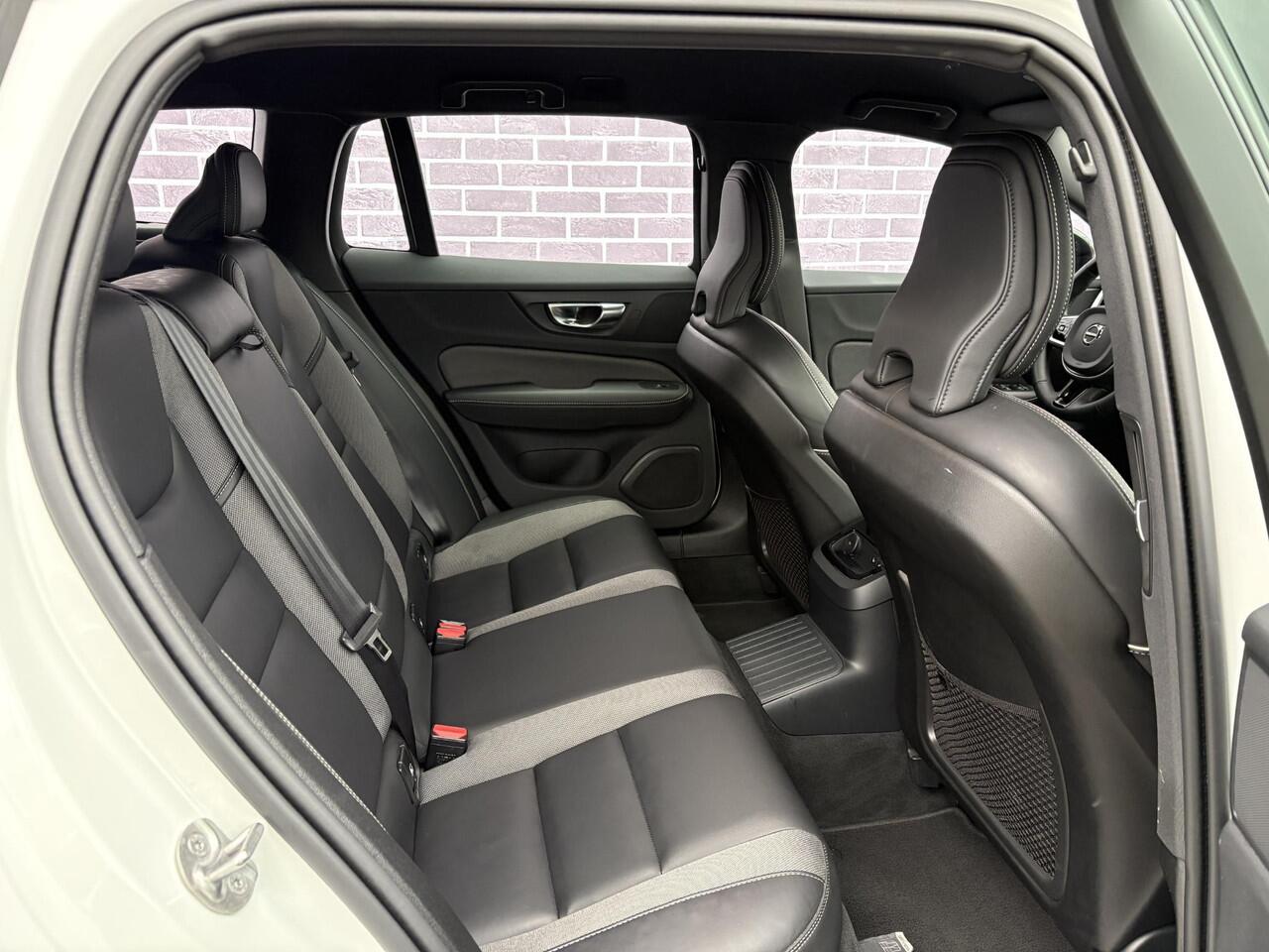 Volvo V60 2.0 T6 Plug-in hybrid AWD Plus Dark | Trekhaak | Adaptive Cruise Control | Stuurverwarming | Stoelverwarming voor & achter | Power Seats met Memory | Sportstoelen | BLIS |