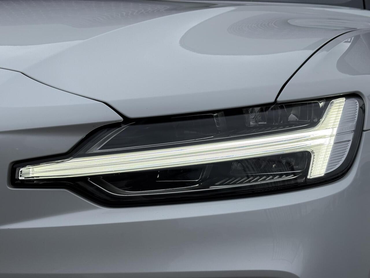 Volvo V60 2.0 T6 Plug-in hybrid AWD Plus Dark | Trekhaak | Adaptive Cruise Control | Stuurverwarming | Stoelverwarming voor & achter | Power Seats met Memory | Sportstoelen | BLIS |