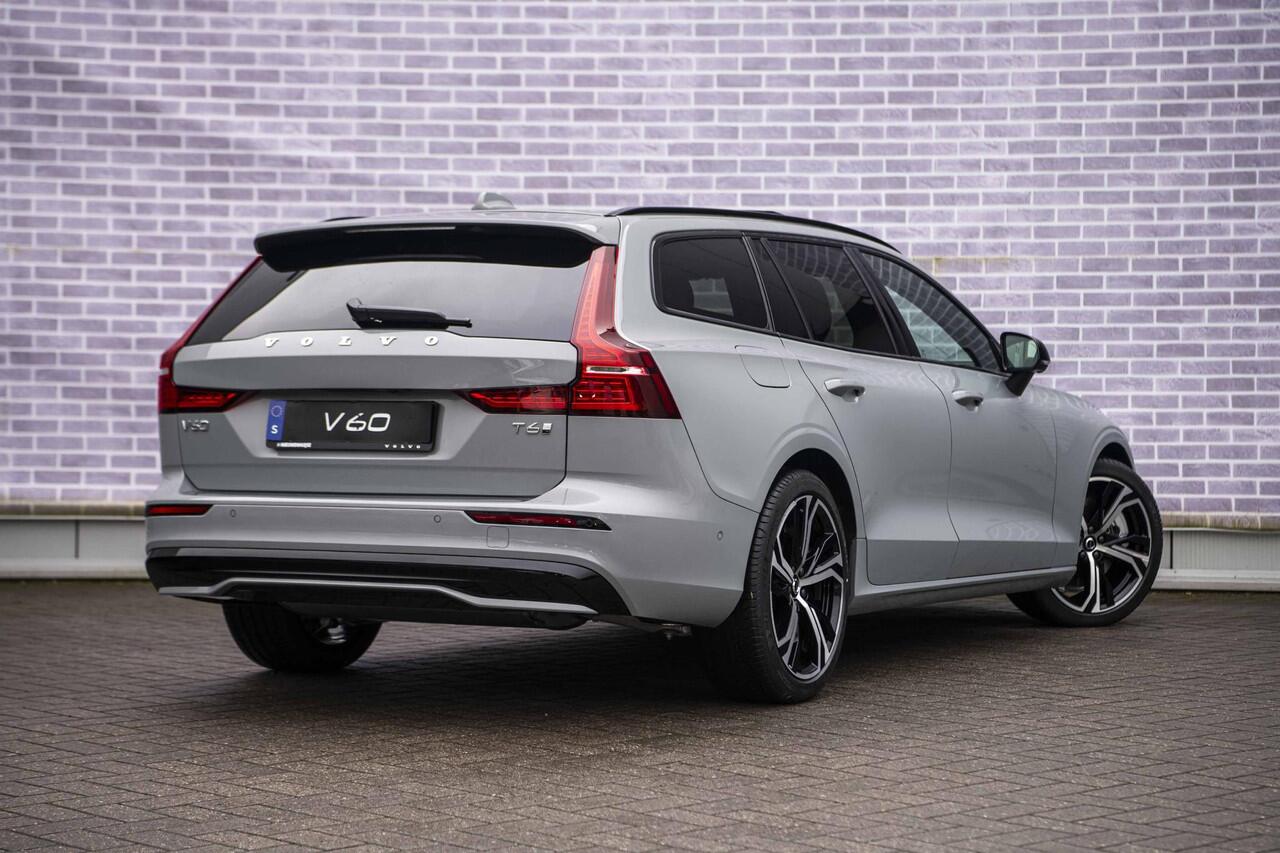 Volvo V60 2.0 T6 Plug-in hybrid AWD Ultra Dark | Uit Voorraad Leverbaar | Panoramadak | Donker Glas | 360 Camera | Power Seats | Adaptieve Cruise Control |