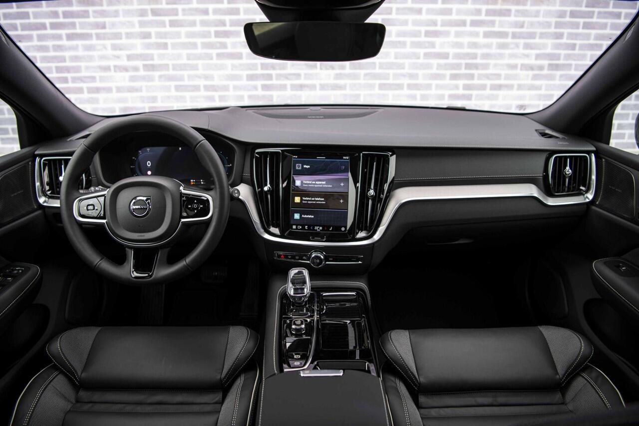 Volvo V60 2.0 T6 Plug-in hybrid AWD Ultra Dark | Uit Voorraad Leverbaar | Panoramadak | Donker Glas | 360 Camera | Power Seats | Adaptieve Cruise Control |