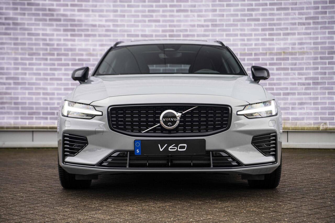 Volvo V60 2.0 T6 Plug-in hybrid AWD Ultra Dark | Uit Voorraad Leverbaar | Panoramadak | Donker Glas | 360 Camera | Power Seats | Adaptieve Cruise Control |