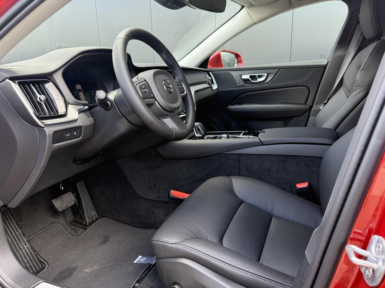 Volvo V60 2.0 T6 Plug-in hybrid AWD Essential Edition Driver assist climate line leder ark assist extra getint glas