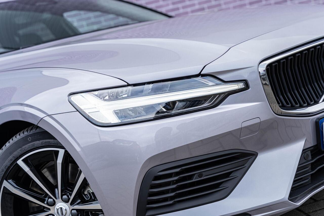 Volvo V60 T6 Plug-in hybrid AWD Essential | Google | Long Range | Adaptieve Cruise | Lederen bekleding | Stoel-/Stuurwiel-/Achterbankverwarming | Camera | Park Assist | Getint Glas | 18" LM