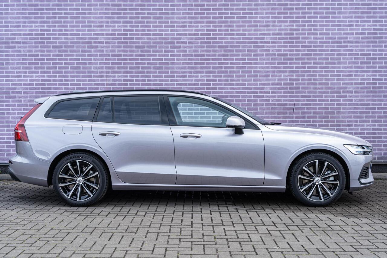 Volvo V60 T6 Plug-in hybrid AWD Essential | Google | Long Range | Adaptieve Cruise | Lederen bekleding | Stoel-/Stuurwiel-/Achterbankverwarming | Camera | Park Assist | Getint Glas | 18" LM