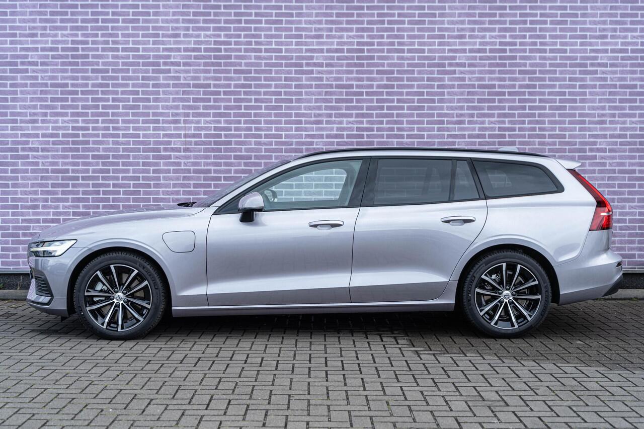 Volvo V60 T6 Plug-in hybrid AWD Essential | Google | Long Range | Adaptieve Cruise | Lederen bekleding | Stoel-/Stuurwiel-/Achterbankverwarming | Camera | Park Assist | Getint Glas | 18" LM
