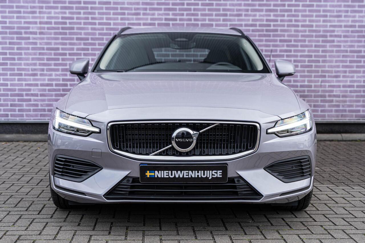 Volvo V60 T6 Plug-in hybrid AWD Essential | Google | Long Range | Adaptieve Cruise | Lederen bekleding | Stoel-/Stuurwiel-/Achterbankverwarming | Camera | Park Assist | Getint Glas | 18" LM