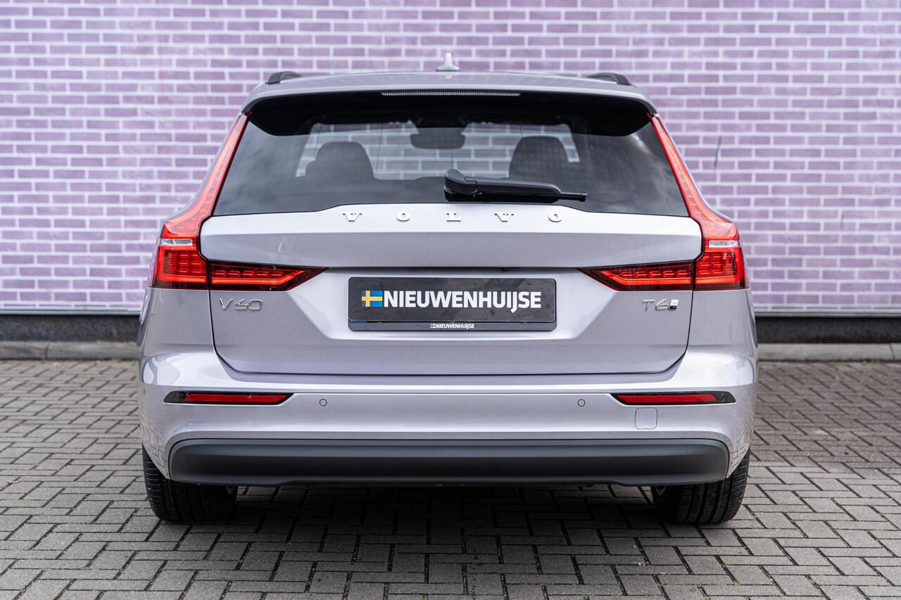Volvo V60 T6 Plug-in hybrid AWD Essential | Google | Long Range | Adaptieve Cruise | Lederen bekleding | Stoel-/Stuurwiel-/Achterbankverwarming | Camera | Park Assist | Getint Glas | 18" LM