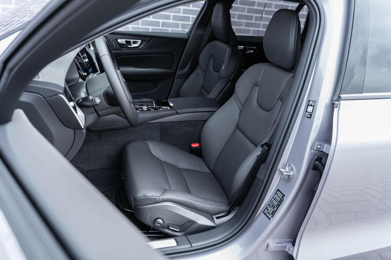 Volvo V60 T6 Plug-in hybrid AWD Essential | Google | Long Range | Adaptieve Cruise | Lederen bekleding | Stoel-/Stuurwiel-/Achterbankverwarming | Camera | Park Assist | Getint Glas | 18" LM