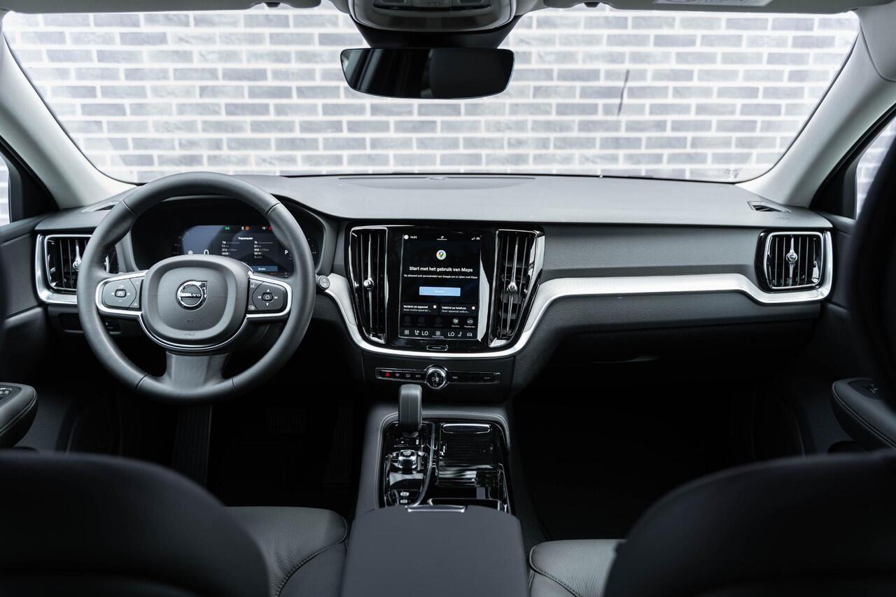 Volvo V60 T6 Plug-in hybrid AWD Essential | Google | Long Range | Adaptieve Cruise | Lederen bekleding | Stoel-/Stuurwiel-/Achterbankverwarming | Camera | Park Assist | Getint Glas | 18" LM