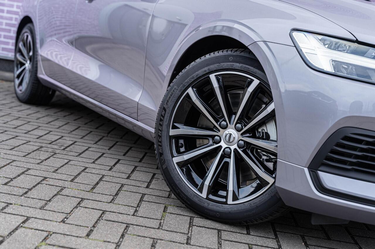 Volvo V60 T6 Plug-in hybrid AWD Essential | Google | Long Range | Adaptieve Cruise | Lederen bekleding | Stoel-/Stuurwiel-/Achterbankverwarming | Camera | Park Assist | Getint Glas | 18" LM